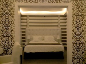 小型套房 | 高档床上用品、迷你吧、客房内保险箱、办公桌