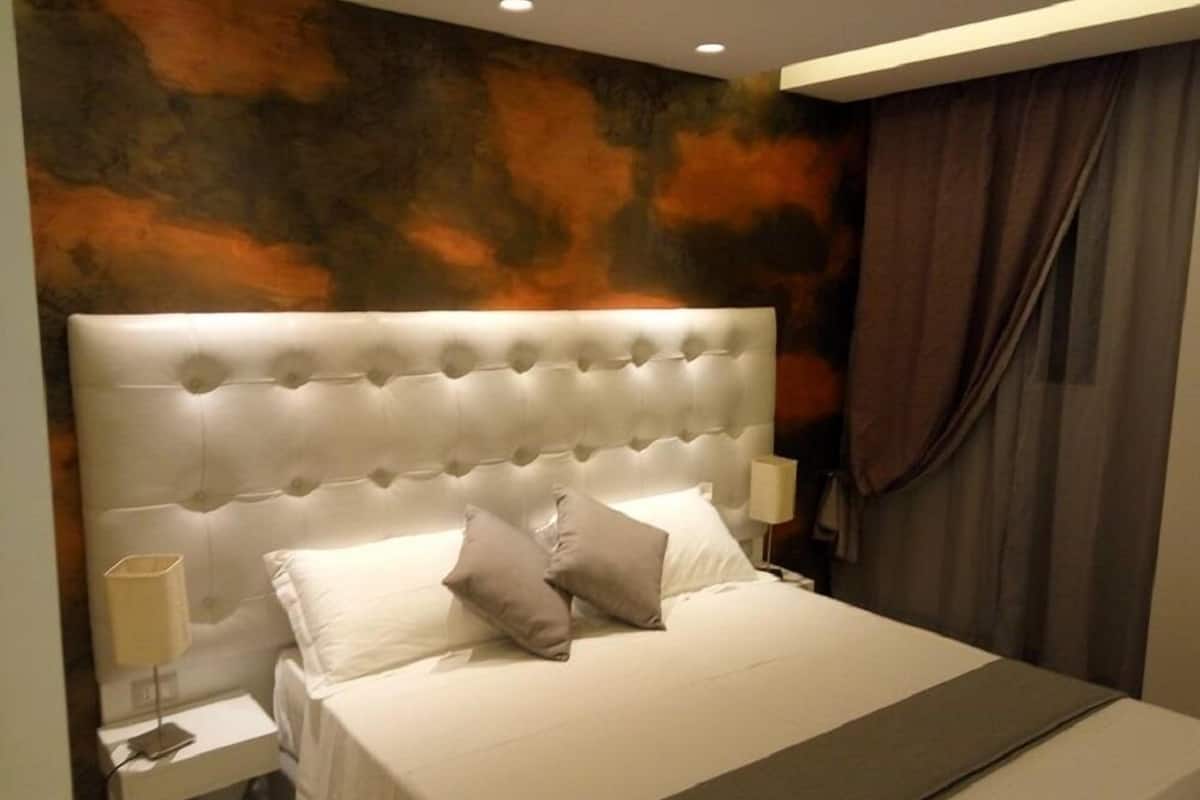 Kamar Double Standar | Seprai premium, minibar, brankas, dan meja kerja