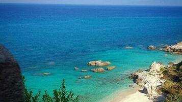 Una spiaggia nelle vicinanze