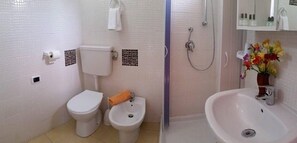 Shower, rainfall showerhead, free toiletries, hair dryer