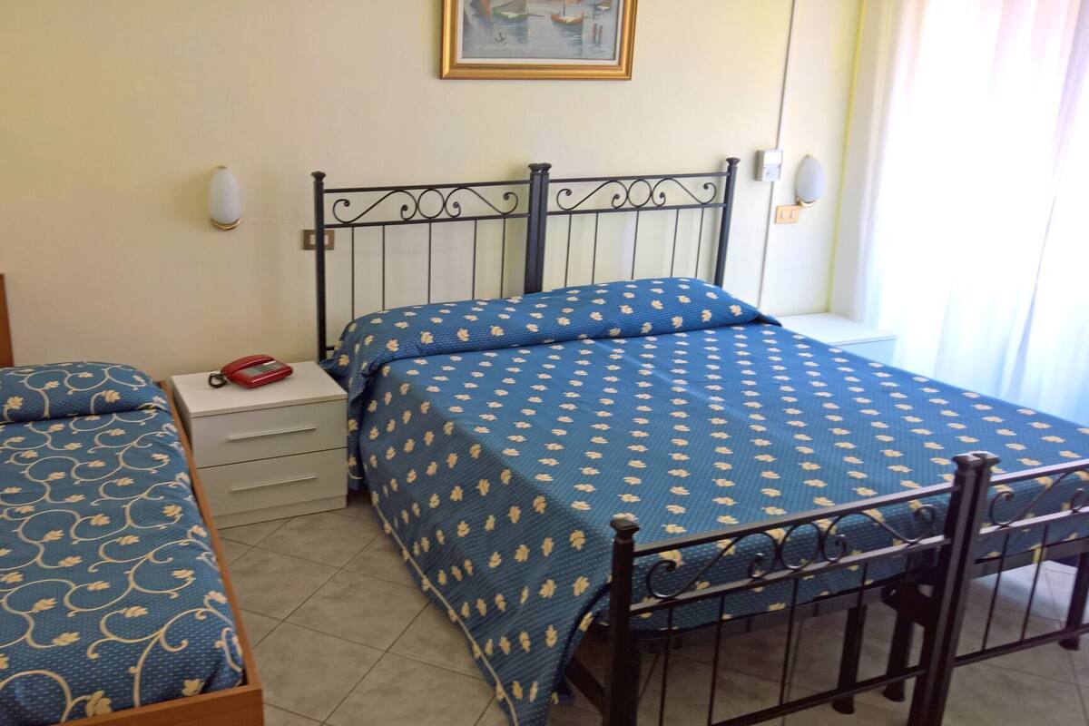 Chambre triple | Coffre-fort, bureau, lit de bébé (supplément), accès au Wi-Fi (inclus)