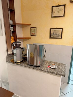 Se ofrece un desayuno bufé (7 EUR por persona)