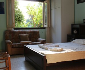 Bathtub, deep-soaking bathtub, hair dryer, towels - Costas Hostel Action (Tseri)