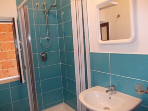 Habitación doble, baño privado | Baño | Regadera, amenidades de baño gratuitas, secadora de cabello, bidet 