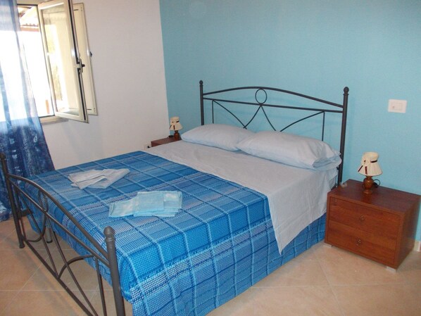 Habitación doble, baño privado | 1 habitación, escritorio, wifi gratis y ropa de cama 