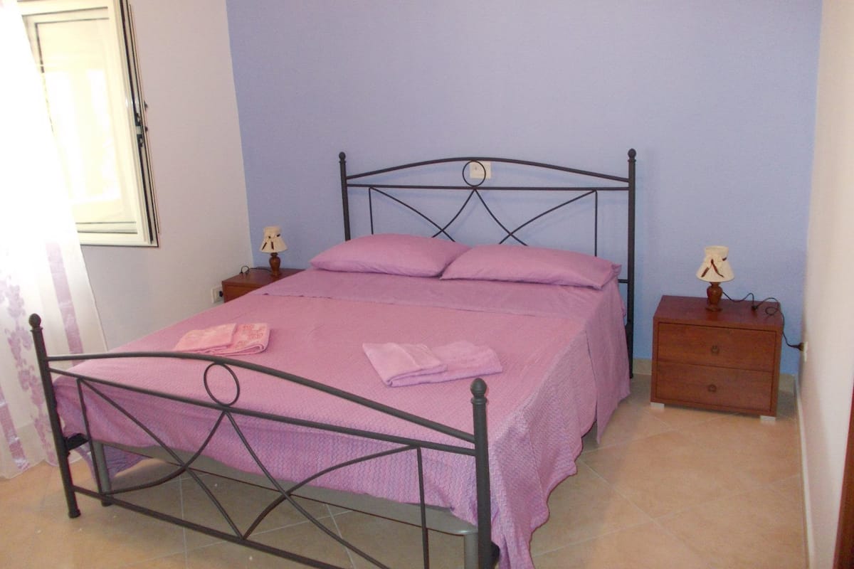 1 habitación, escritorio, wifi gratis y ropa de cama