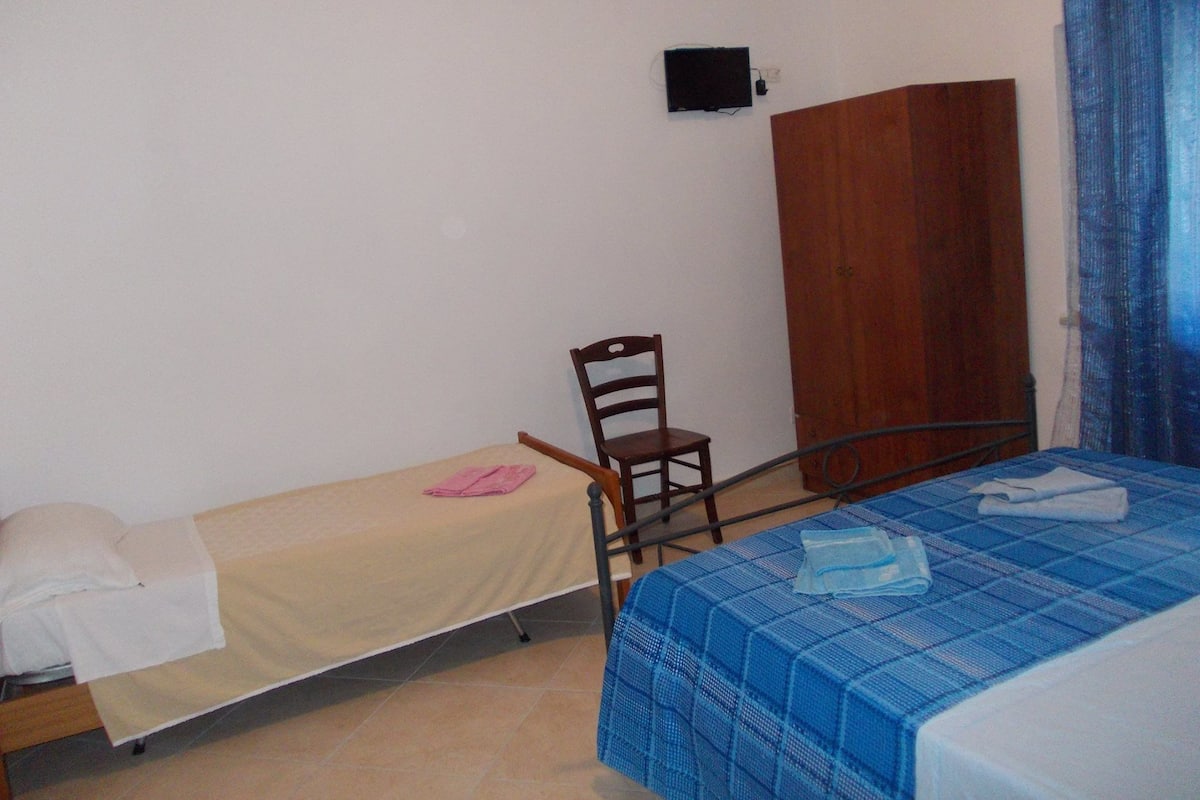 1 habitación, escritorio, wifi gratis y ropa de cama