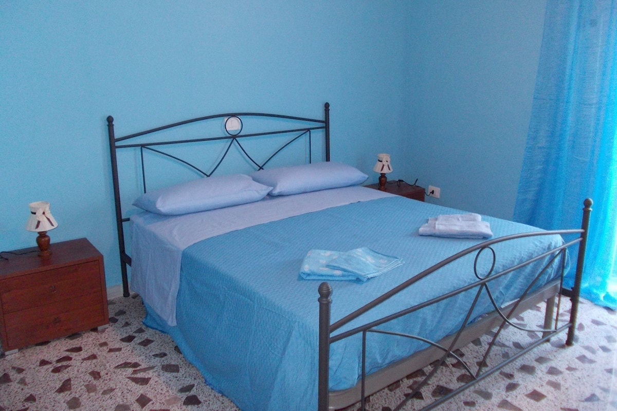 1 habitación, escritorio, wifi gratis y ropa de cama