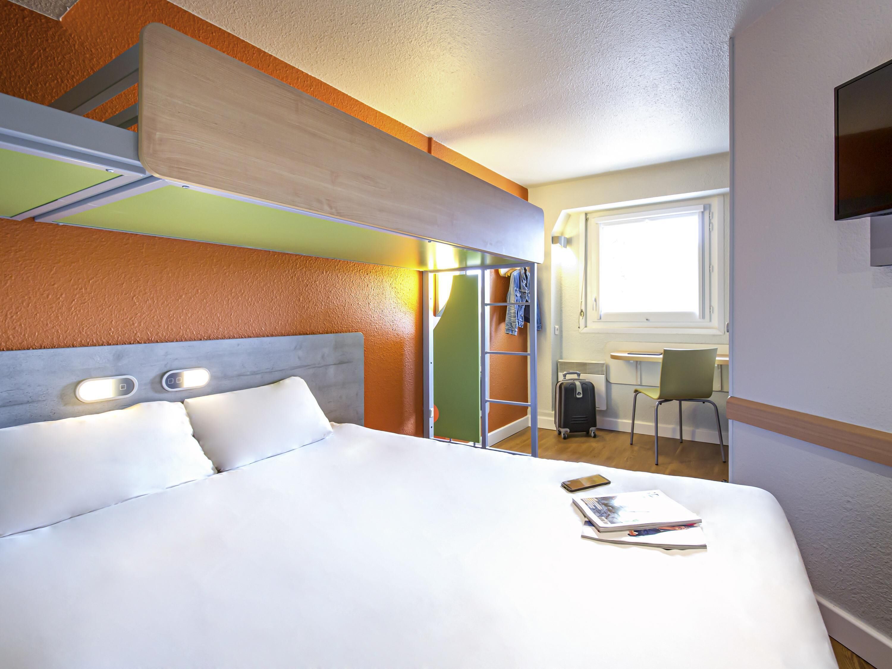Cortinas blackout, wifi gratis y ropa de cama 