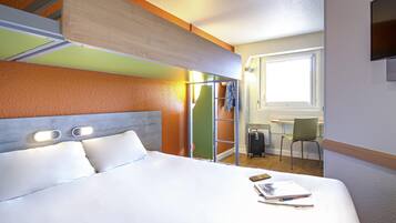 Cortinas blackout, wifi gratis y ropa de cama