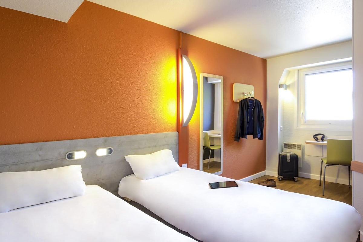 Twin Room, 2 Twin Beds | Blackout drapes, free WiFi, bed sheets