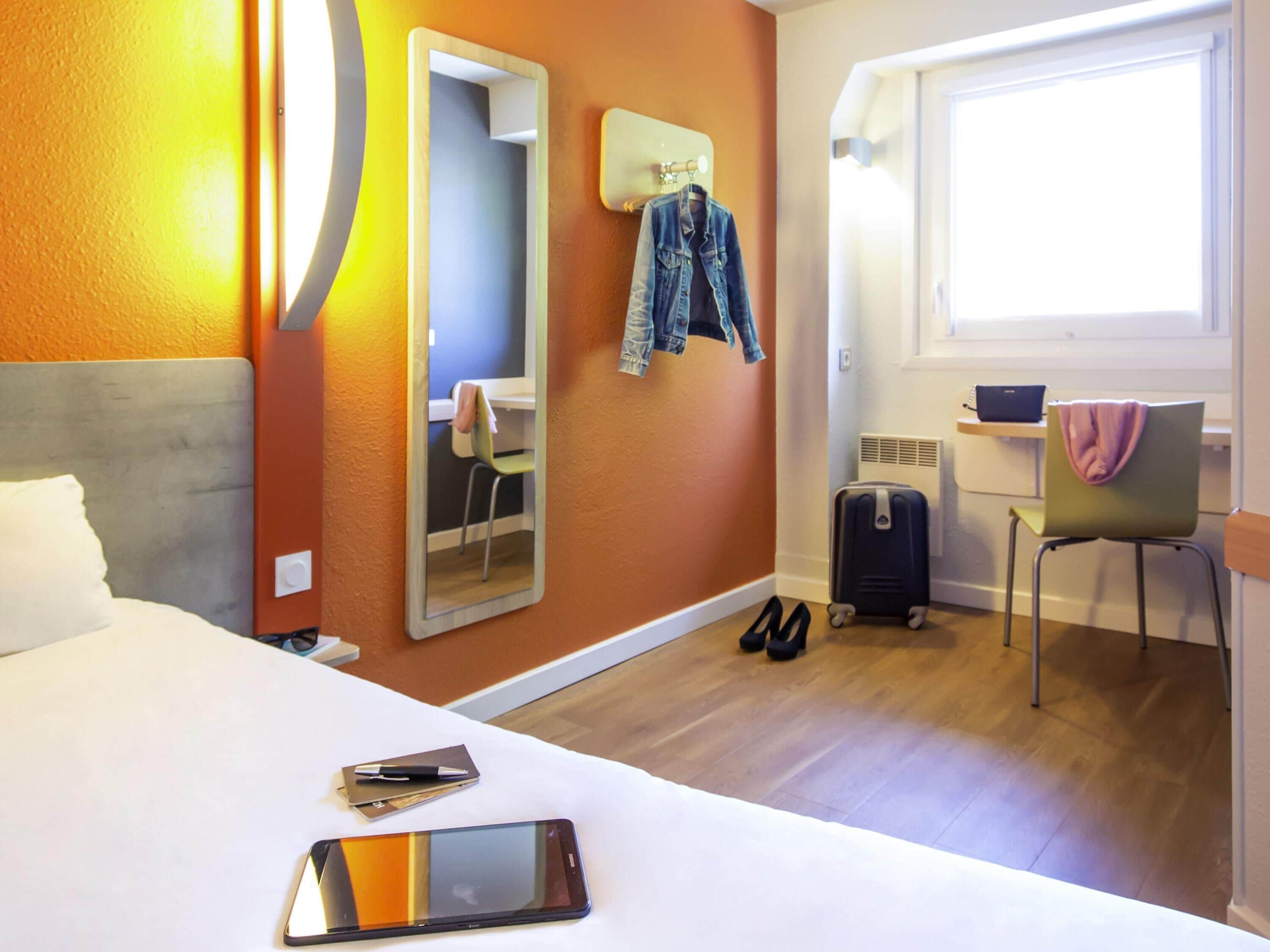 Cortinas blackout, wifi gratis y ropa de cama 
