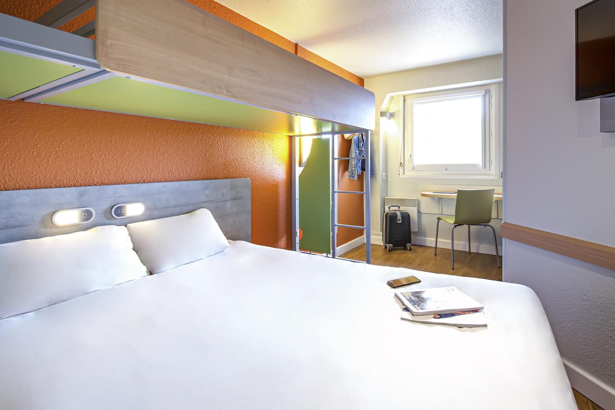 Double Room | Blackout curtains, free WiFi, bed sheets