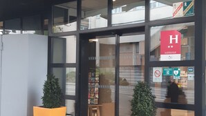 The exterior of a hotel named 'ibis budget' with a sign indicating 'Vienne Centre'. - ibis budget Vienne Sud (Vienne)