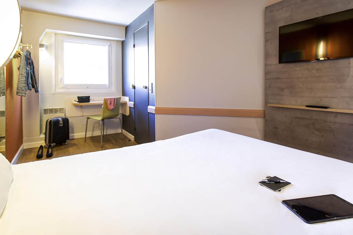 Cortinas blackout, wifi gratis y ropa de cama