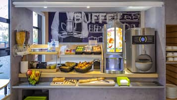 Desayuno buffet diario (EUR 9.9 por persona)