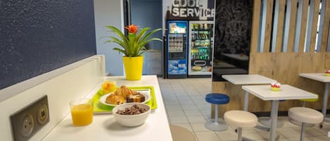 Colazione a buffet, servita tutte le mattine (9.9 EUR a persona)
