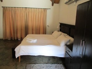 Habitación Confort | 4 dormitorios, caja fuerte, wifi gratis y ropa de cama