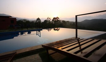 Una piscina al aire libre (de 08:00 a 20:00), sombrillas, tumbonas