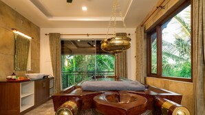 Un baño moderno con una bañera de madera, un espejo grande y una ventana con vistas a zonas verdes.