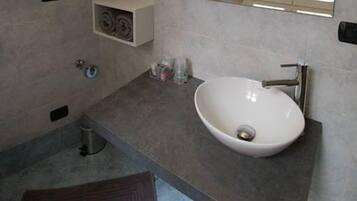 Family Room | Bathroom | Shower, rainfall showerhead, free toiletries, hair dryer