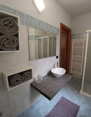 Habitación familiar | Lavabo del cuarto de baño