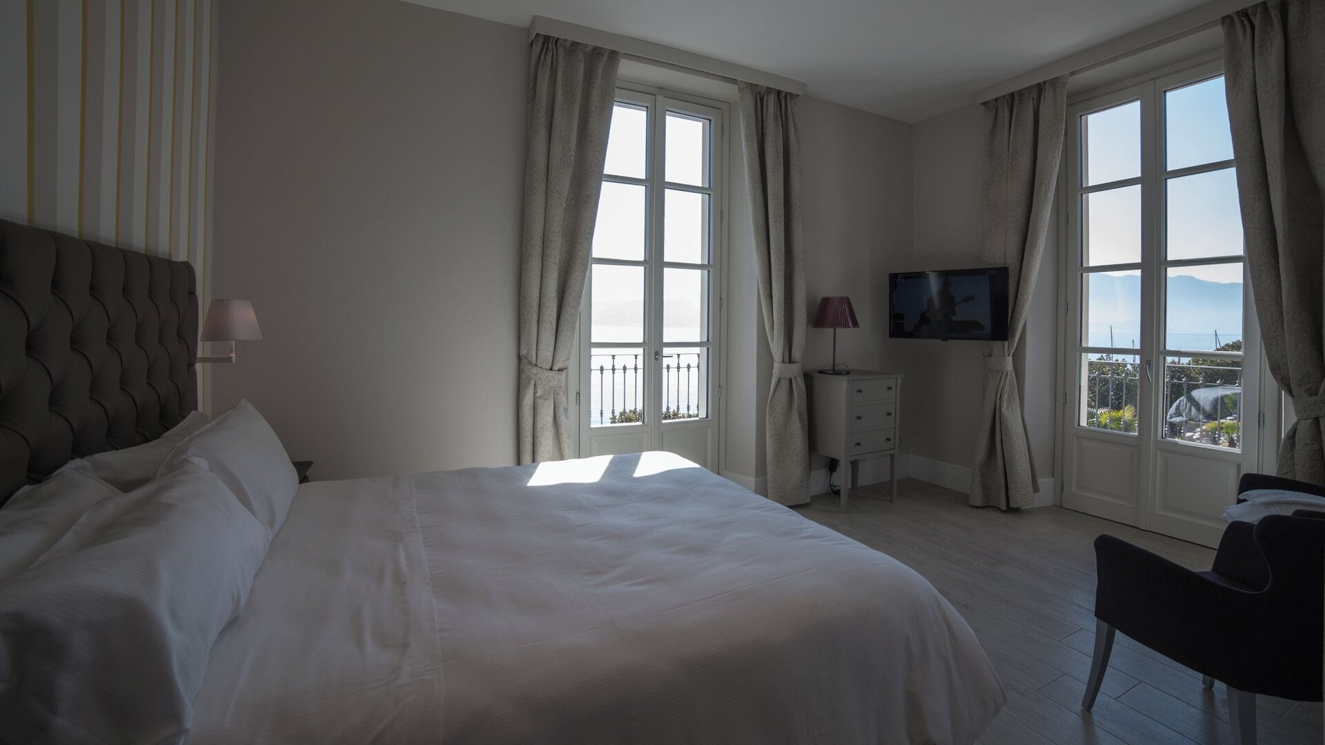 Deluxe Room, Lake View | Minibar, in-room safe, free WiFi, bed sheets