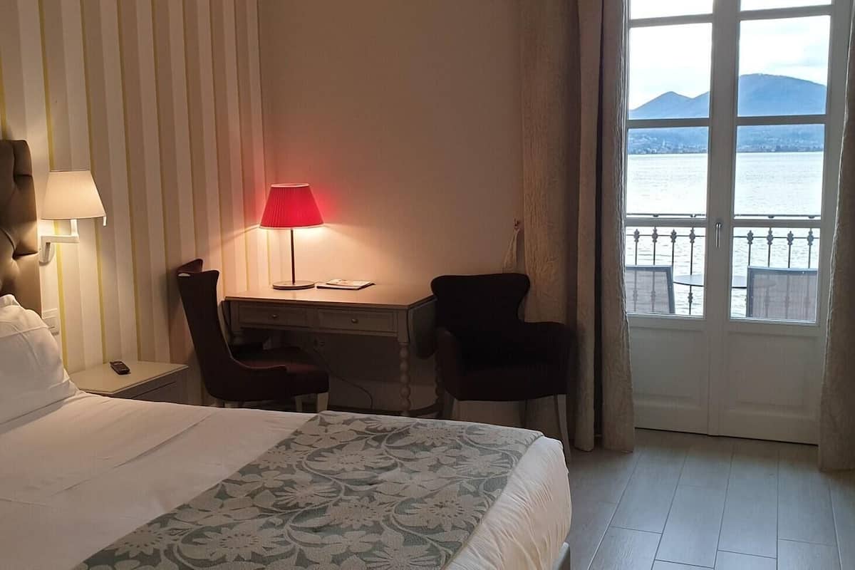 Minibar, in-room safe, WiFi (free), bed sheets