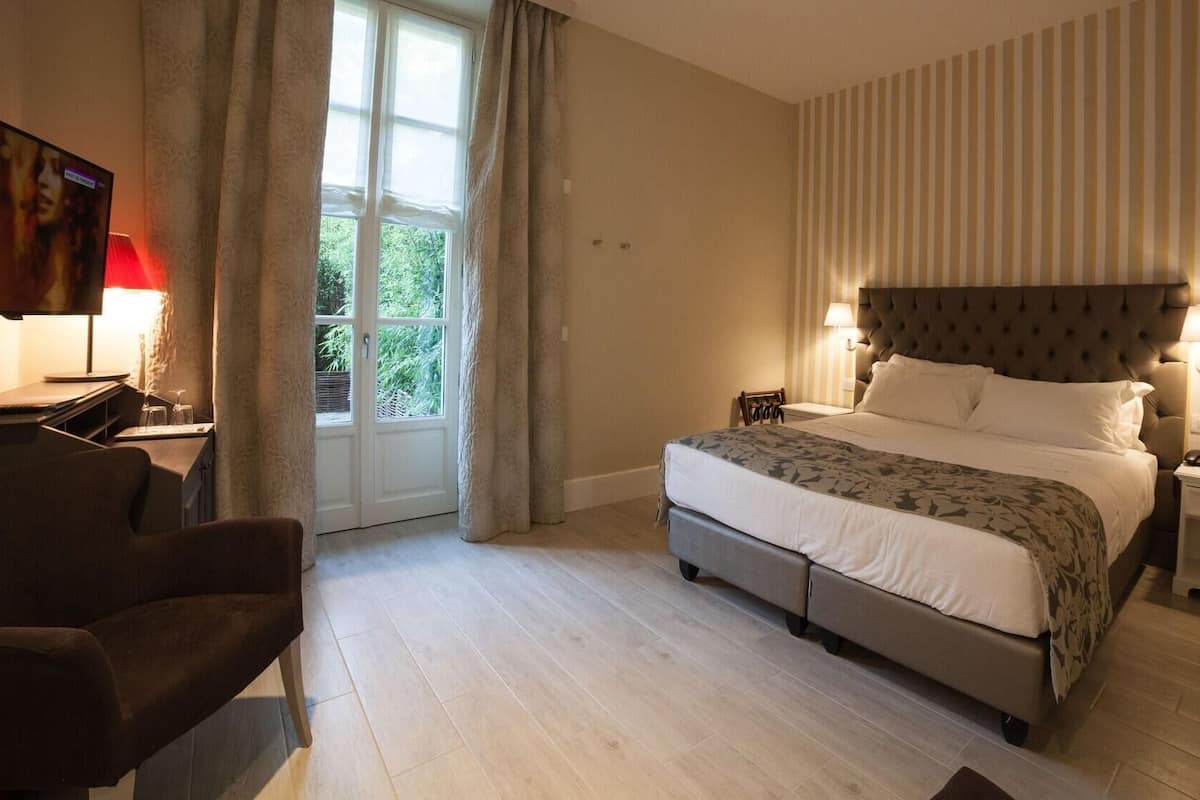 Minibar, in-room safe, WiFi (free), bed sheets