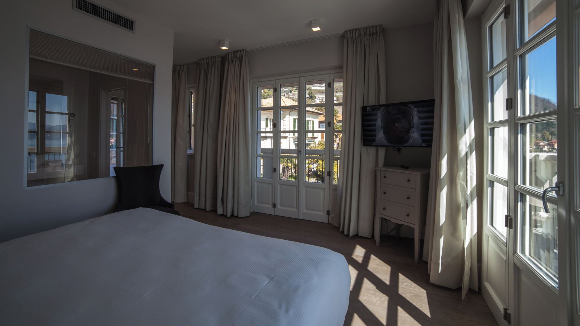 Luxury Suite, Lake View | Minibar, in-room safe, free WiFi, bed sheets