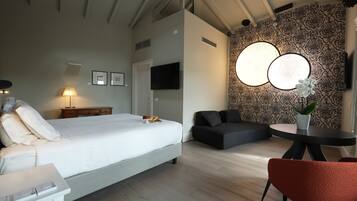 Suite Side Lake | 1 bedroom, minibar, in-room safe, free WiFi