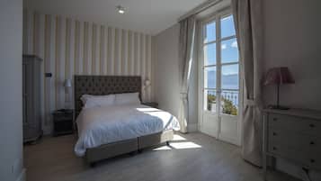 Deluxe-Zimmer, Seeblick | Minibar, Zimmersafe, kostenloses WLAN, Bettwäsche