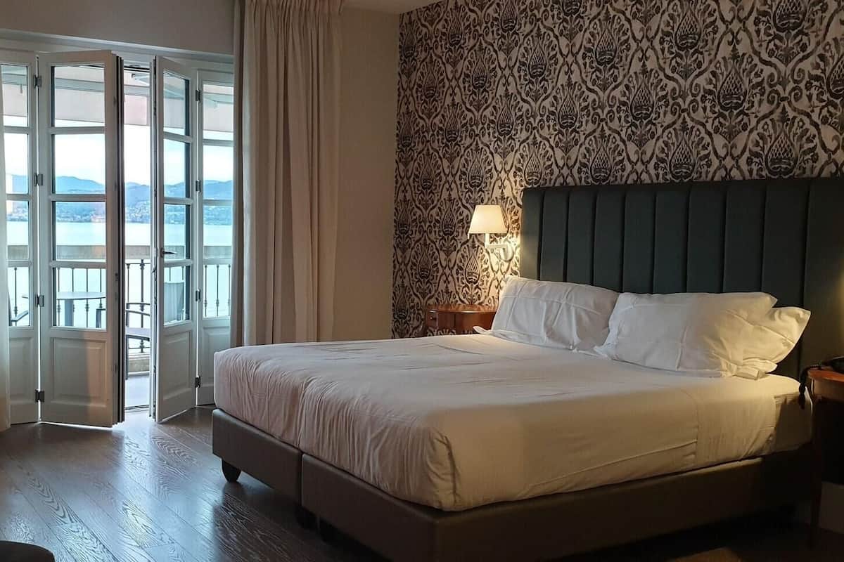 Minibar, in-room safe, WiFi (free), bed sheets