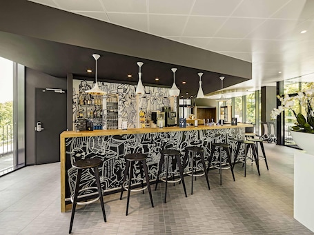Bar (on property). ibis Baden Neuenhof