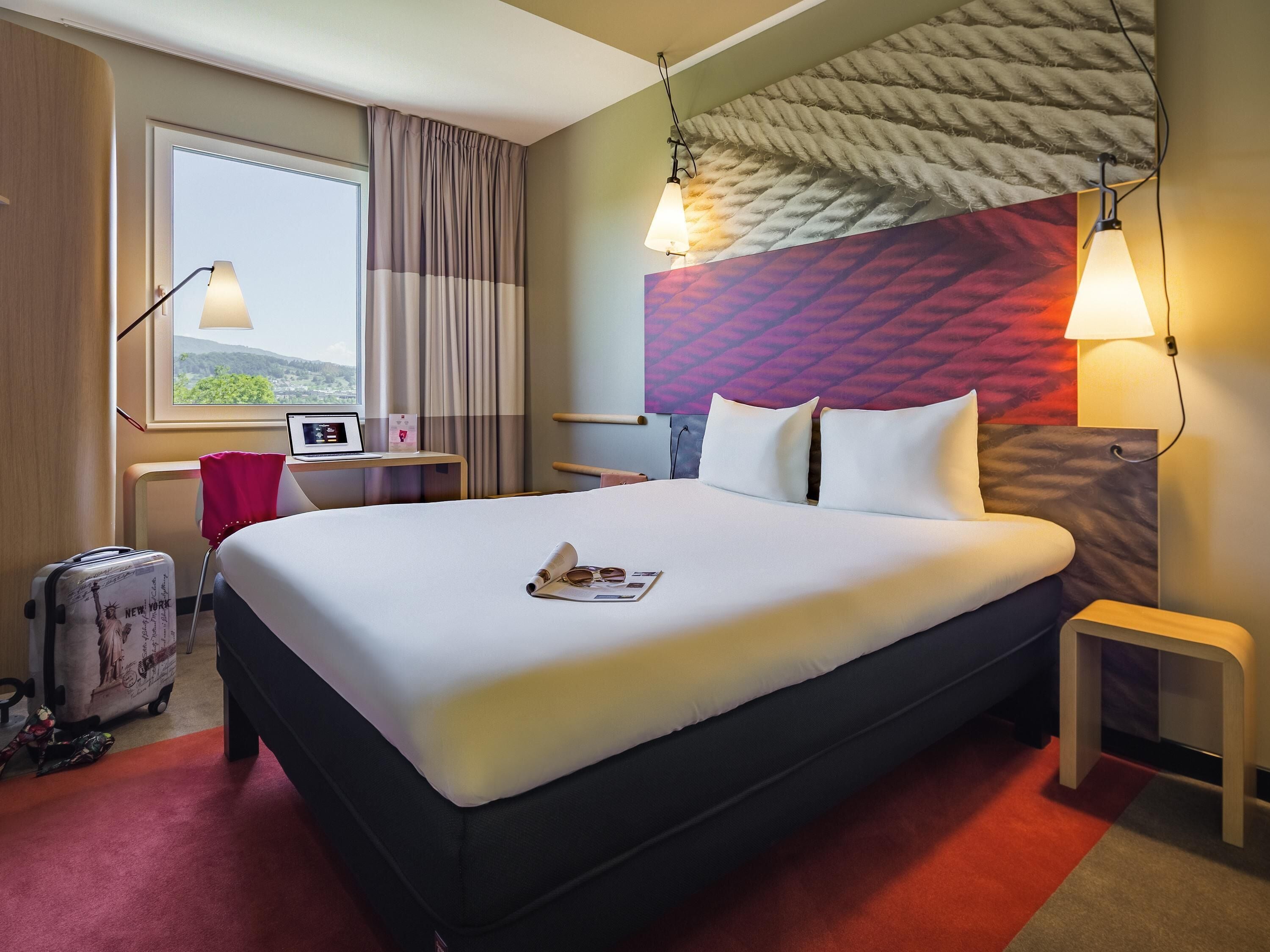 Kahden hengen huone, 1 parisänky | Työpöytä, pimennysverhot, äänieristys, silitysrauta/-lauta