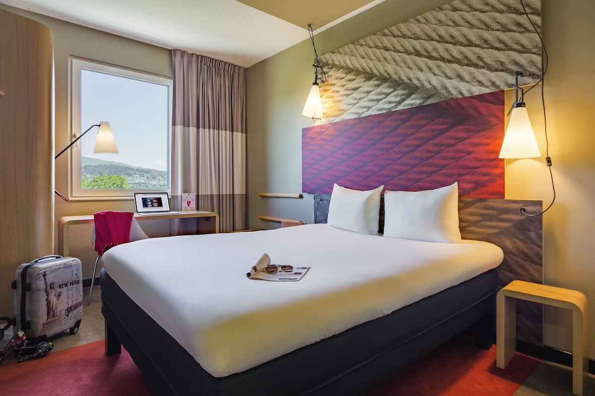 Kahden hengen huone, 1 parisänky | Työpöytä, pimennysverhot, äänieristys, silitysrauta/-lauta