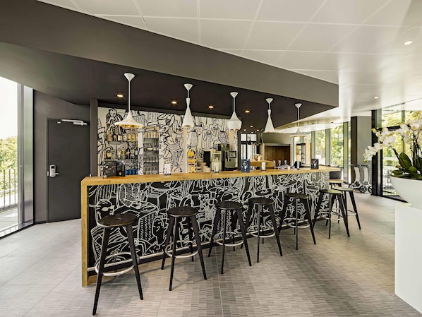 Bar (trong khuôn viên)