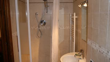Apartment | Bathroom | Shower, free toiletries, bidet, towels