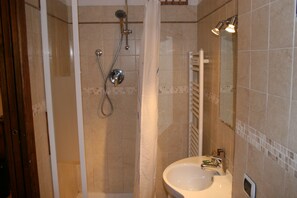 Apartment | Bathroom | Shower, free toiletries, bidet, towels - La corte di San Giuseppe (Florence)