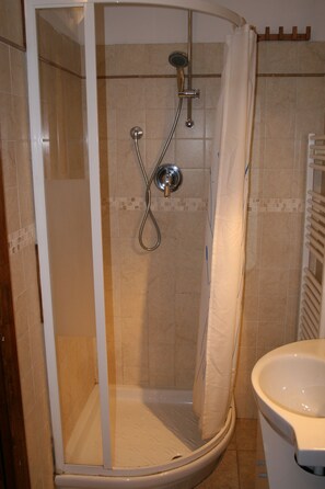 Apartment | Bathroom | Shower, free toiletries, bidet, towels - La corte di San Giuseppe (Florence)