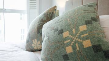 Ein Bett mit zwei Kissen mit geometrischem Muster.