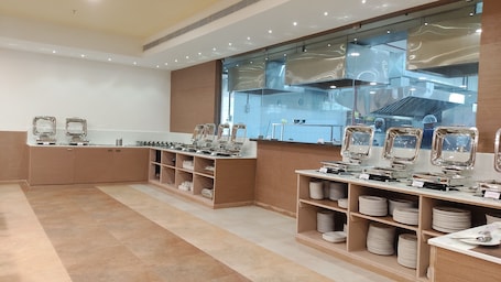 2 restaurants, local and international cuisine