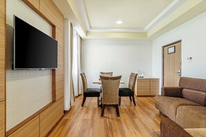 Privilege Suite | Minibar, desk, iron/ironing board, free WiFi - Sterling V Grand Madurai (Madurai)