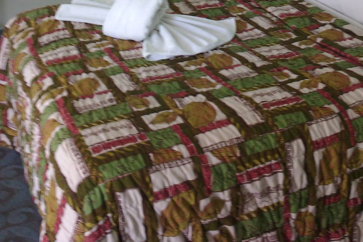 Suite, 1 cama de matrimonio grande | Escritorio, cortinas opacas, wifi gratis y ropa de cama