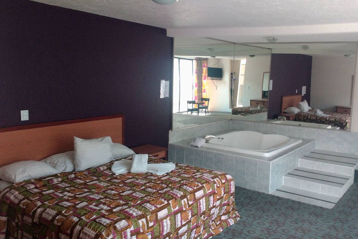Escritorio, cortinas opacas, wifi gratis y ropa de cama