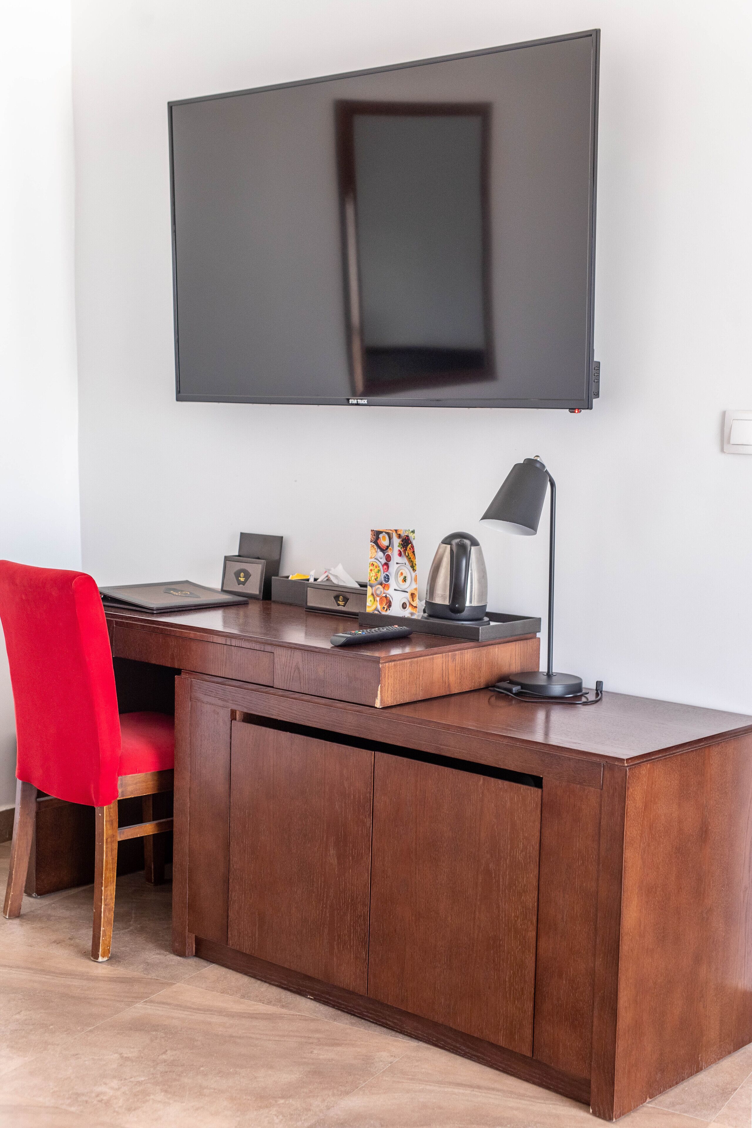 Minibar, caja de seguridad en la habitación y escritorio 