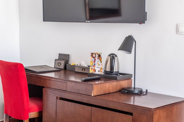Minibar, caja de seguridad en la habitación y escritorio