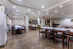 Frühstück, Mittagessen, Abendessen, lokale und internationale Küche 