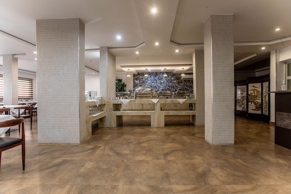 Breakfast, lunch, dinner served; local and international cuisine