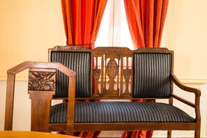 Villa - 2 sovrum - balkong | Vardagsrum | Platt-tv och eldstad